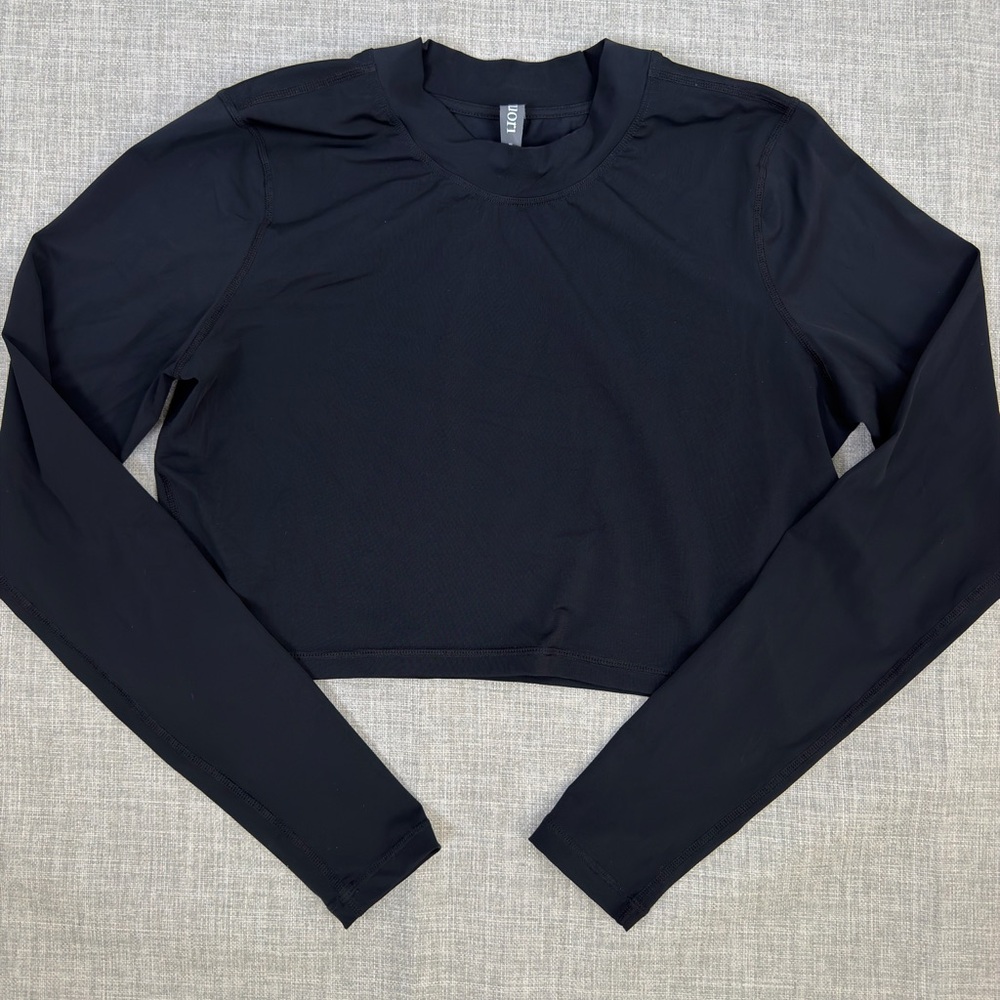 Vuori Long Sleeve Cropped Tee in Black